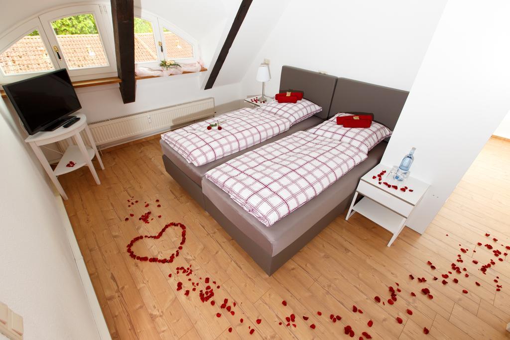 Pension Altes Burghotel Neustadt-Glewe Ngoại thất bức ảnh