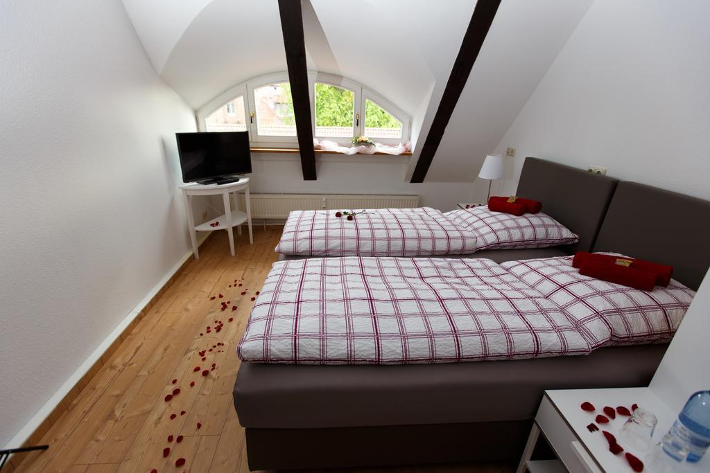 Pension Altes Burghotel Neustadt-Glewe Ngoại thất bức ảnh